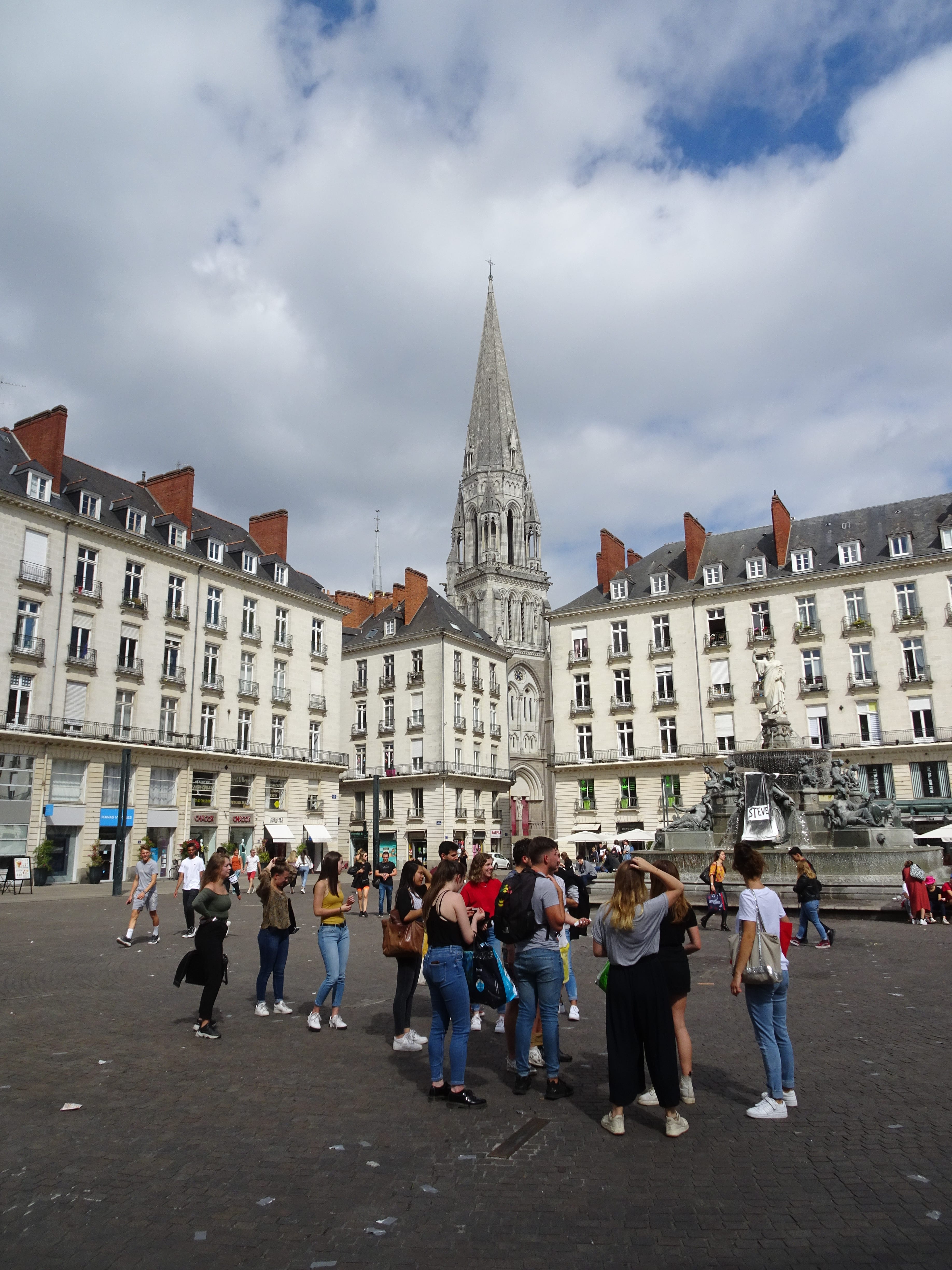 España Francia 2019 - Nantes - Place de Boufay (2)-min