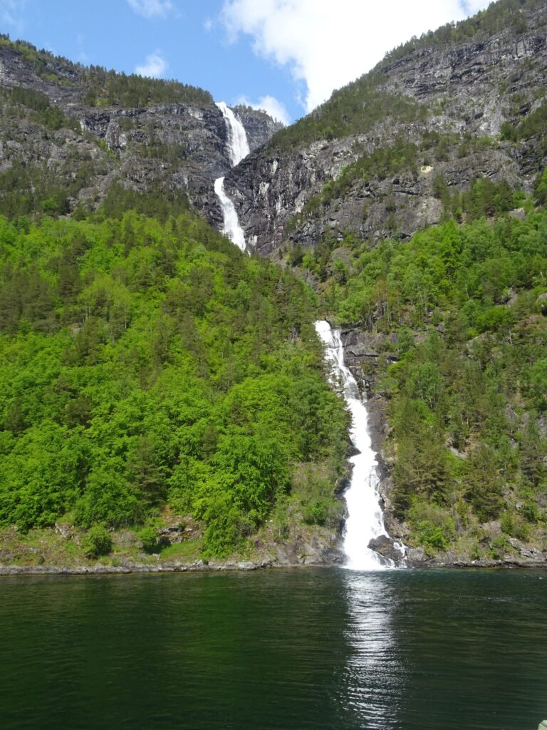 Norway in a nutshell - cascada Laegdafossen