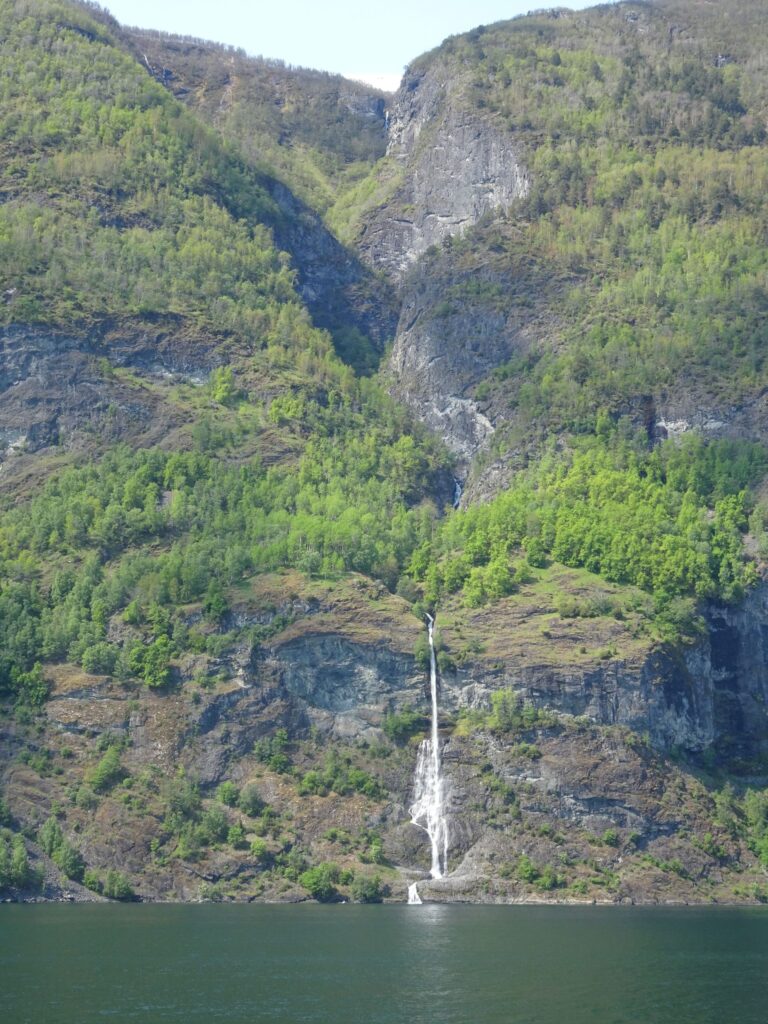 Norway in a nutshell - cascada en los fiordos