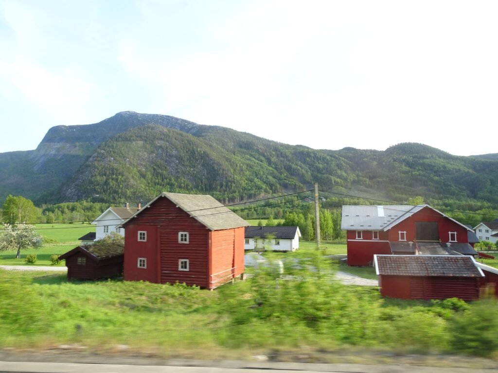 Norway in a nutshell - tipicas edificaciones rurales noruegas