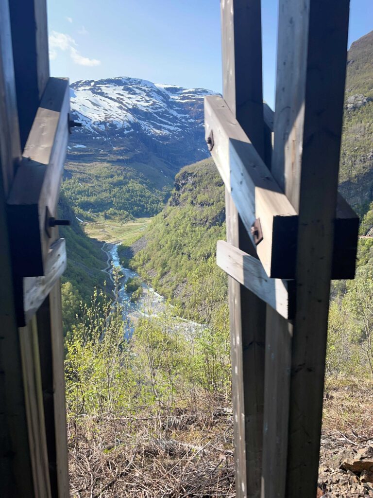 Norway in a nutshell - tunel del camino tren Flamsbana