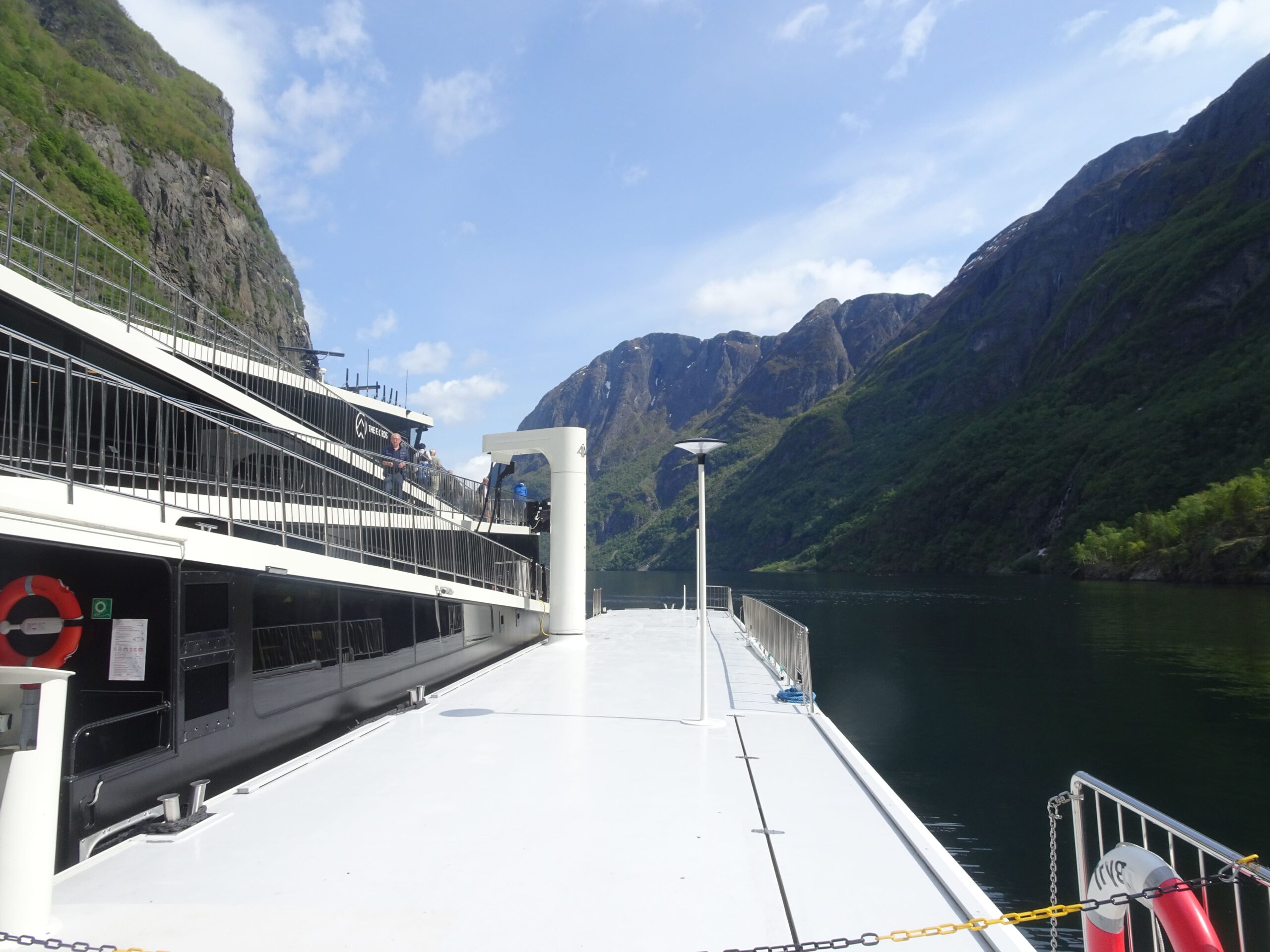 Norway in a nutshell - pasarelas del catamaran electrico